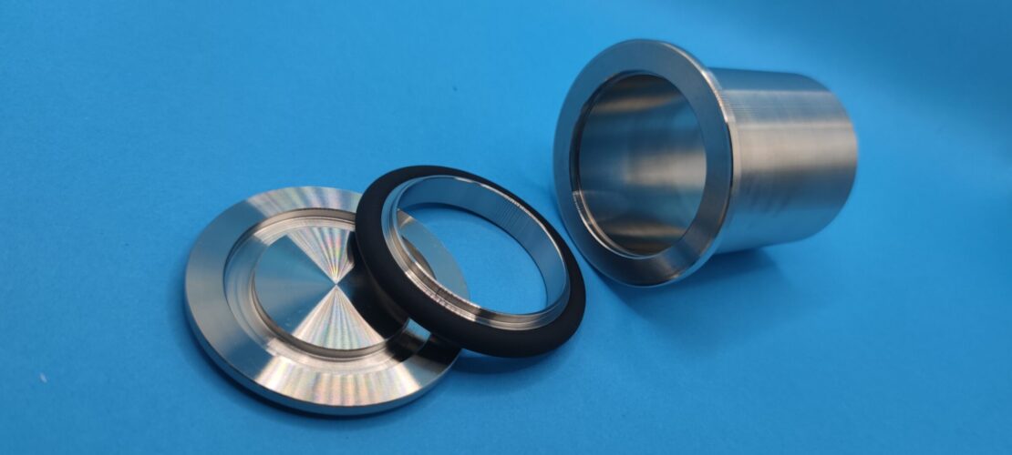 Raccord Pneurop à embout à souder avec anneau de centrage muni d'un joint viton et avec un obturateur (éclatés)